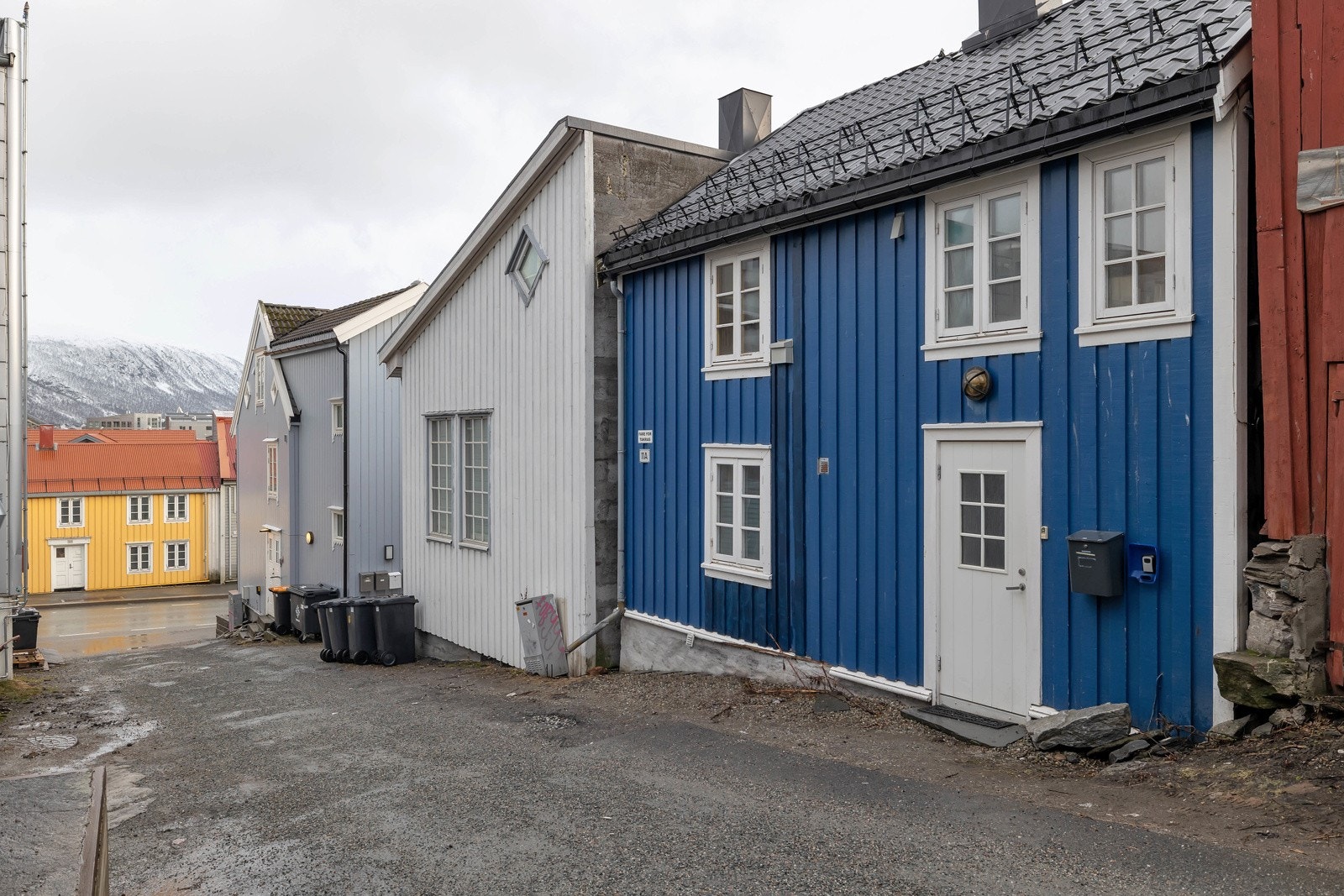 Nordre Tollbodgate 11A er en sjeldent koselig byhus plassert i en rolig bakkård i nordre del av Tromsø sentrum, ved Storgatbakken Galleribilde