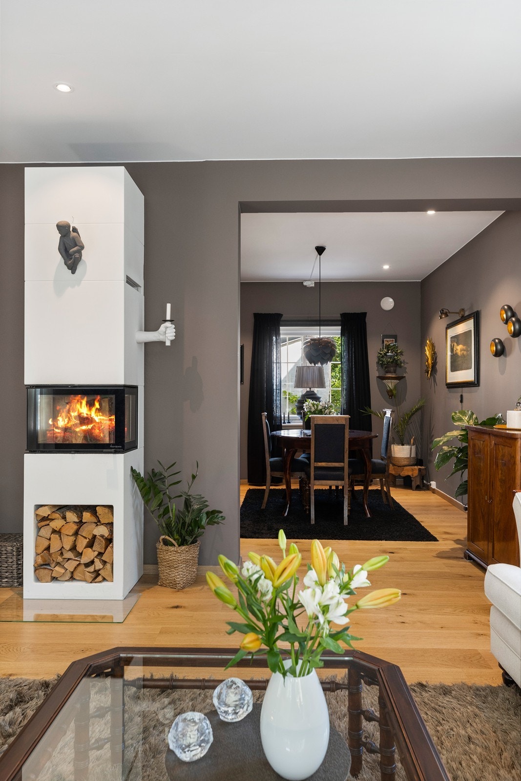 Det er ildsted i både stuen og spisestuen Galleribilde