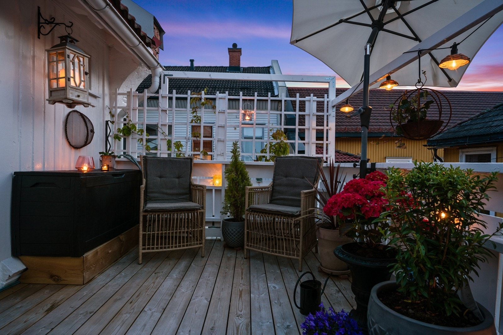 Veranda i 2. etasje - en liten oase med kveldssol og ro Galleribilde