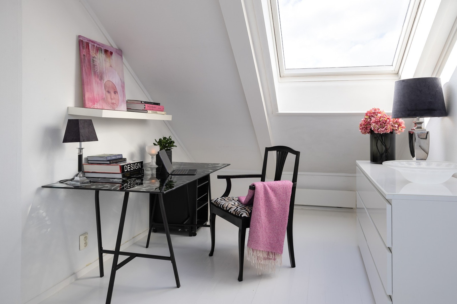Trapperom med kontorløsning på loftet. Galleribilde