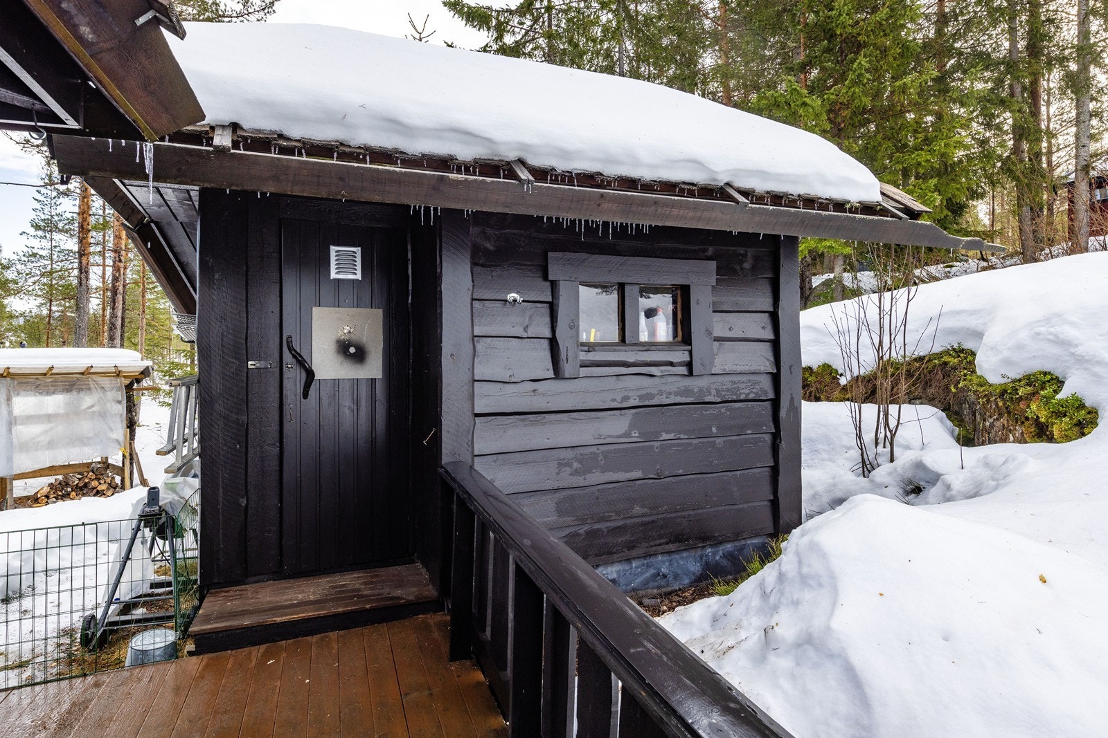 Utendørs har man også praktisk lagringsplass i en frittstående bod. Galleribilde