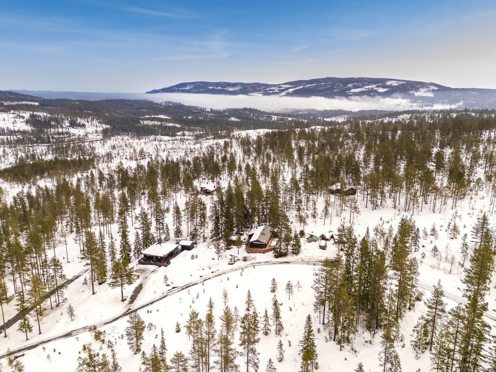 Hytta ligger flott til i fine skogsomgivelser ved Grytelva i Prestfoss, Sigdal kommune, ca. 372 moh. Galleribilde