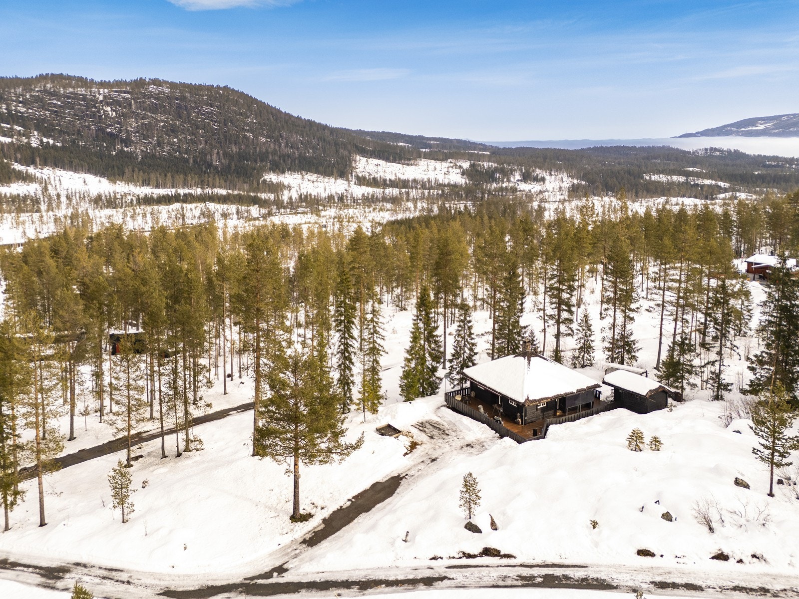 Hytta har også gode forbindelser til større steder, med ca. 45 minutters kjøring til Kongsberg, 1 time og 10 minutter til Drammen og 1 time og 35 minutter til Oslo. Galleribilde