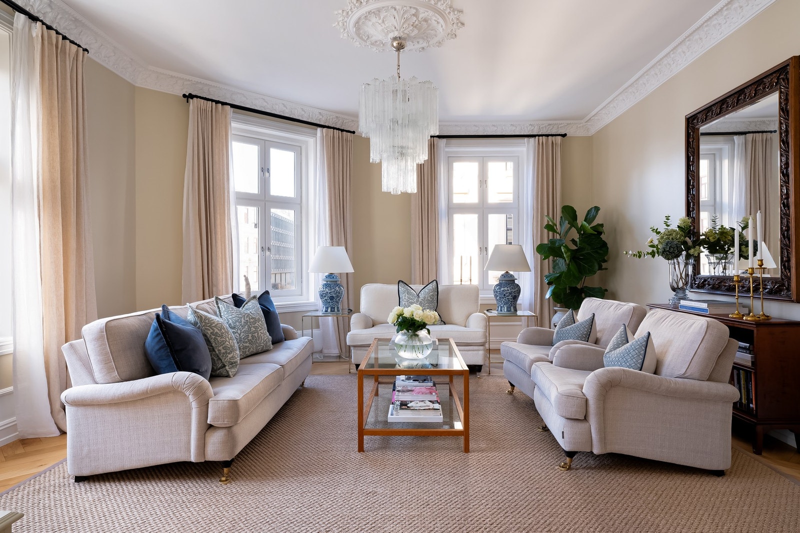 Originale detaljer som stukkatur og rosetter bidrar til å understreke leilighetens tidløse karakter. Galleribilde