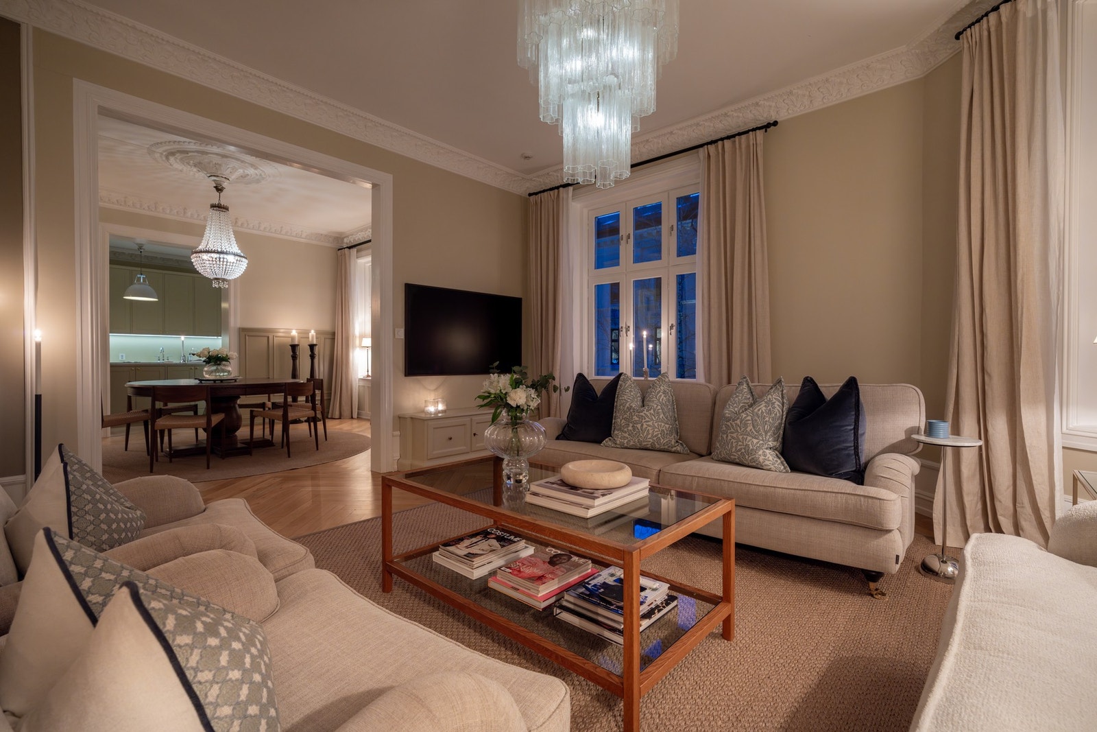 Boligen kombinerer klassisk eleganse med moderne oppgraderinger, og fremstår gjennomført med romslige oppholdsarealer og en god, funksjonell planløsning. Galleribilde