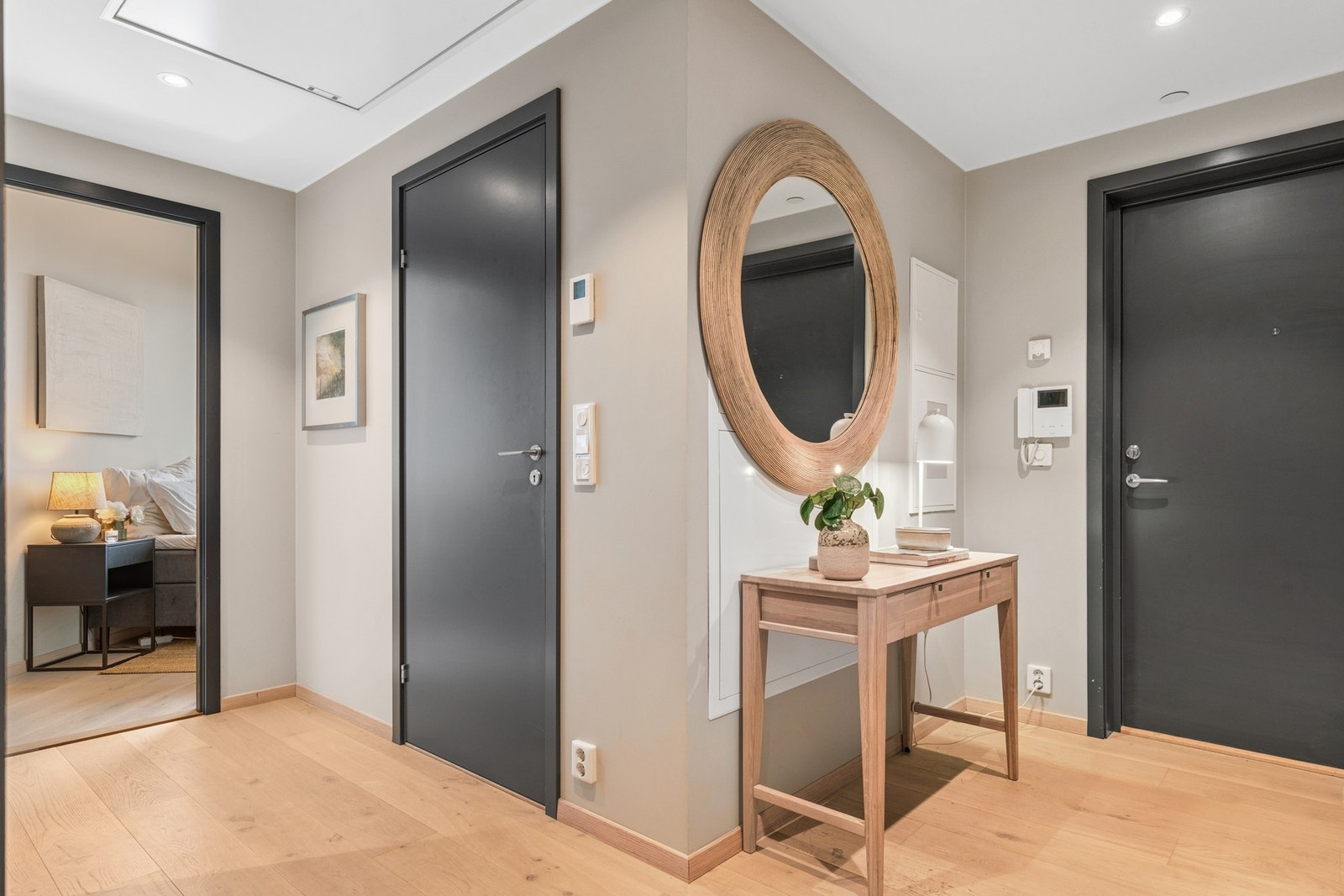 Leiligheten ønsker deg velkommen med en romslig og innbydende entrè. Galleribilde