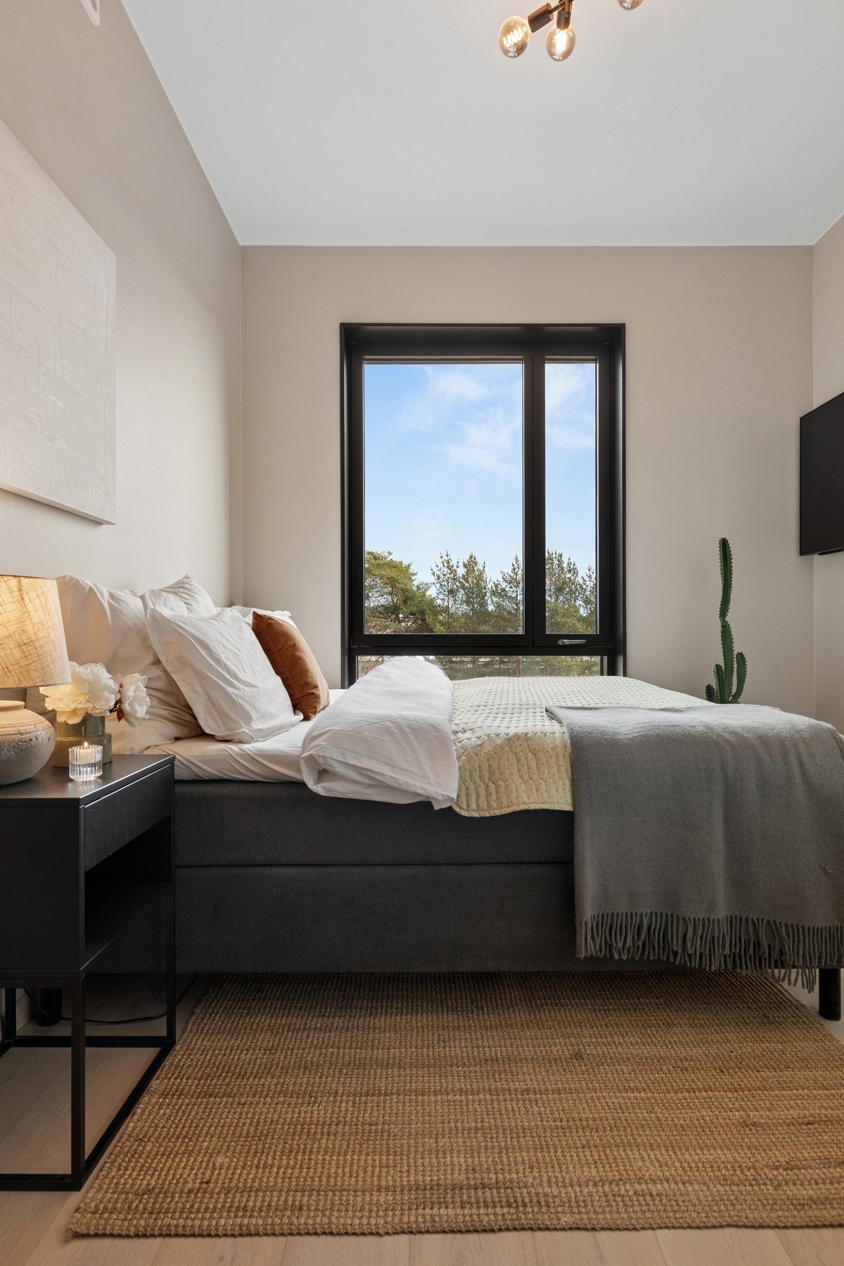 Soverom 2 er av god størrelse, med plass til dobbeltseng og annet møblement. Galleribilde