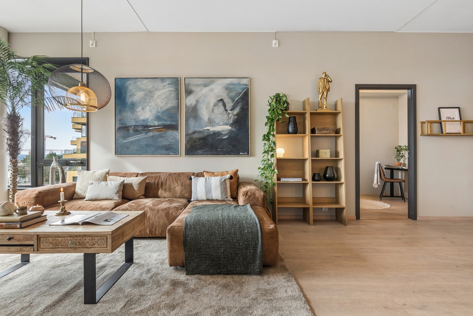 Spesielt stuen utmerker seg med en imponerende takhøyde på ca. 2,95 meter. Galleribilde