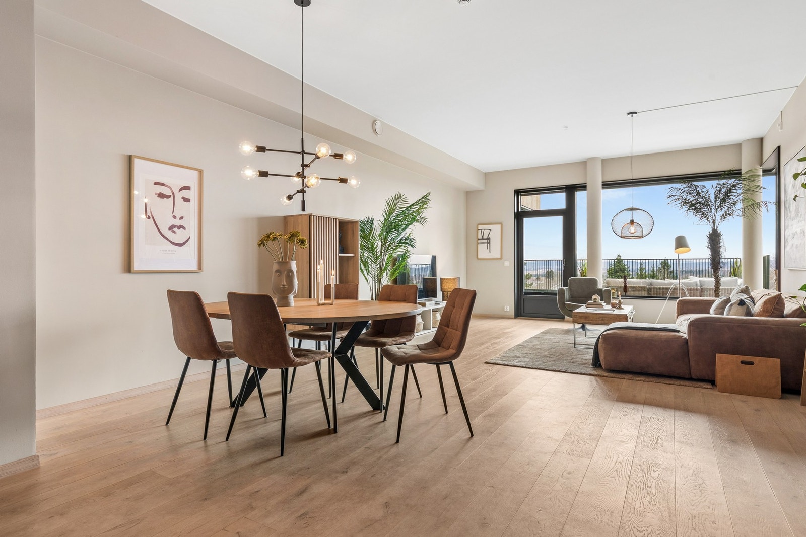 Leiligheten ligger i byggets 3. etasje og har adkomst via felles trappeoppgang med heis. Galleribilde