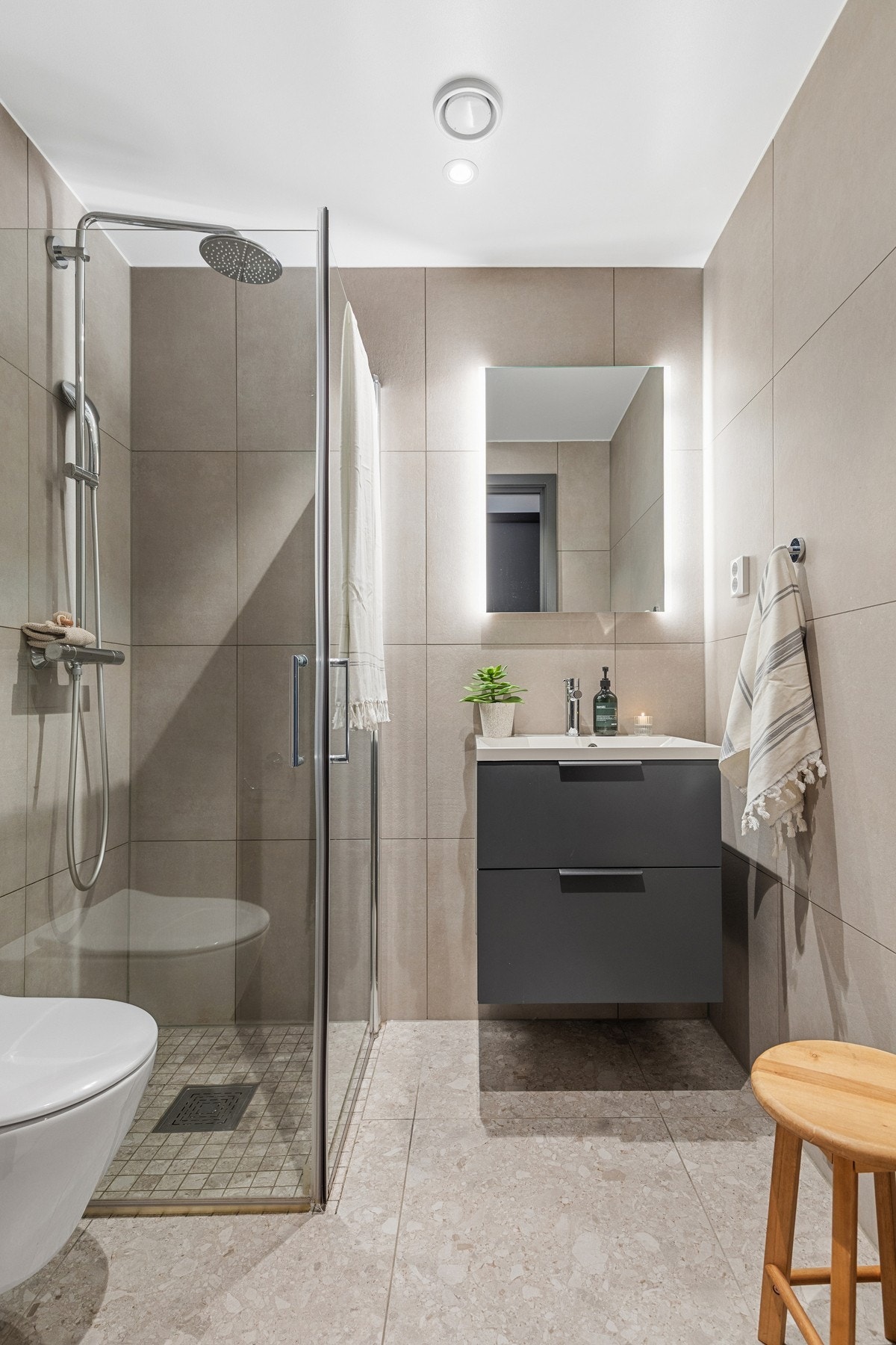 Leiligheten har to flislagte bad fra byggeår (2023). Galleribilde