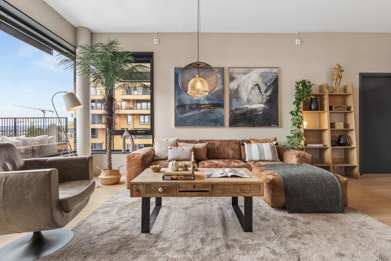 Boligen holder en moderne standard med tidsriktige materialvalg og god romfølelse. Galleribilde