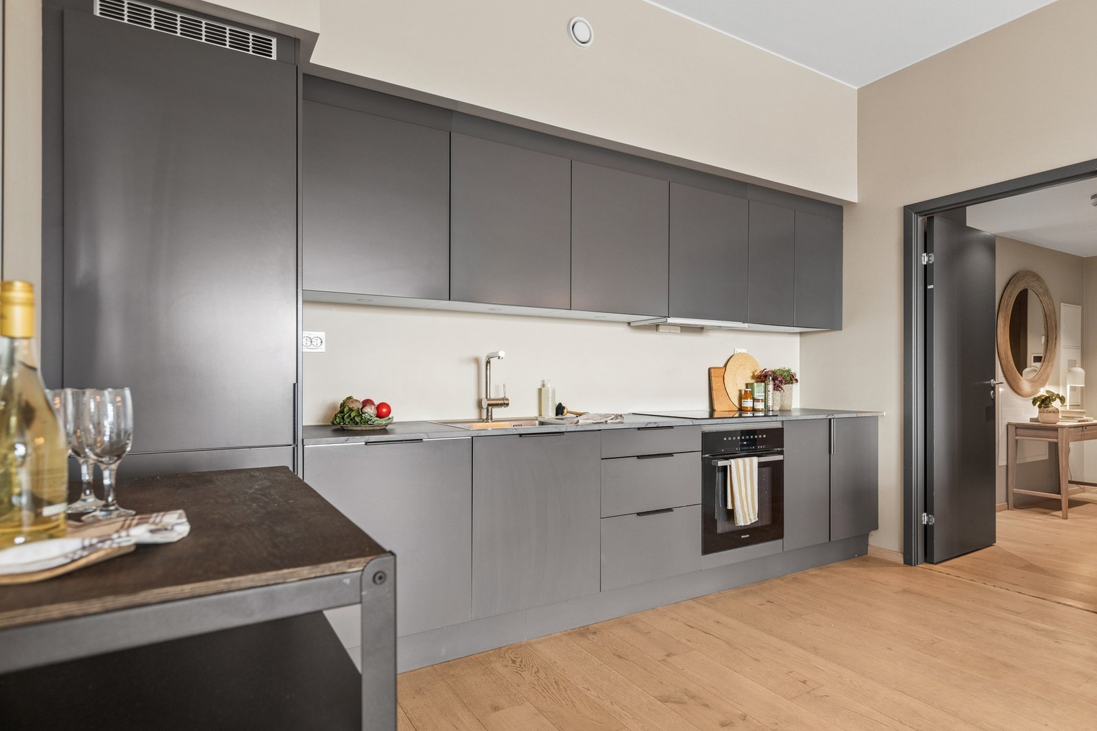 Kjøkkenet er utstyrt med integrerte hvitevarer som stekeovn, platetopp, oppvaskmaskin og kjøl/frys. Galleribilde