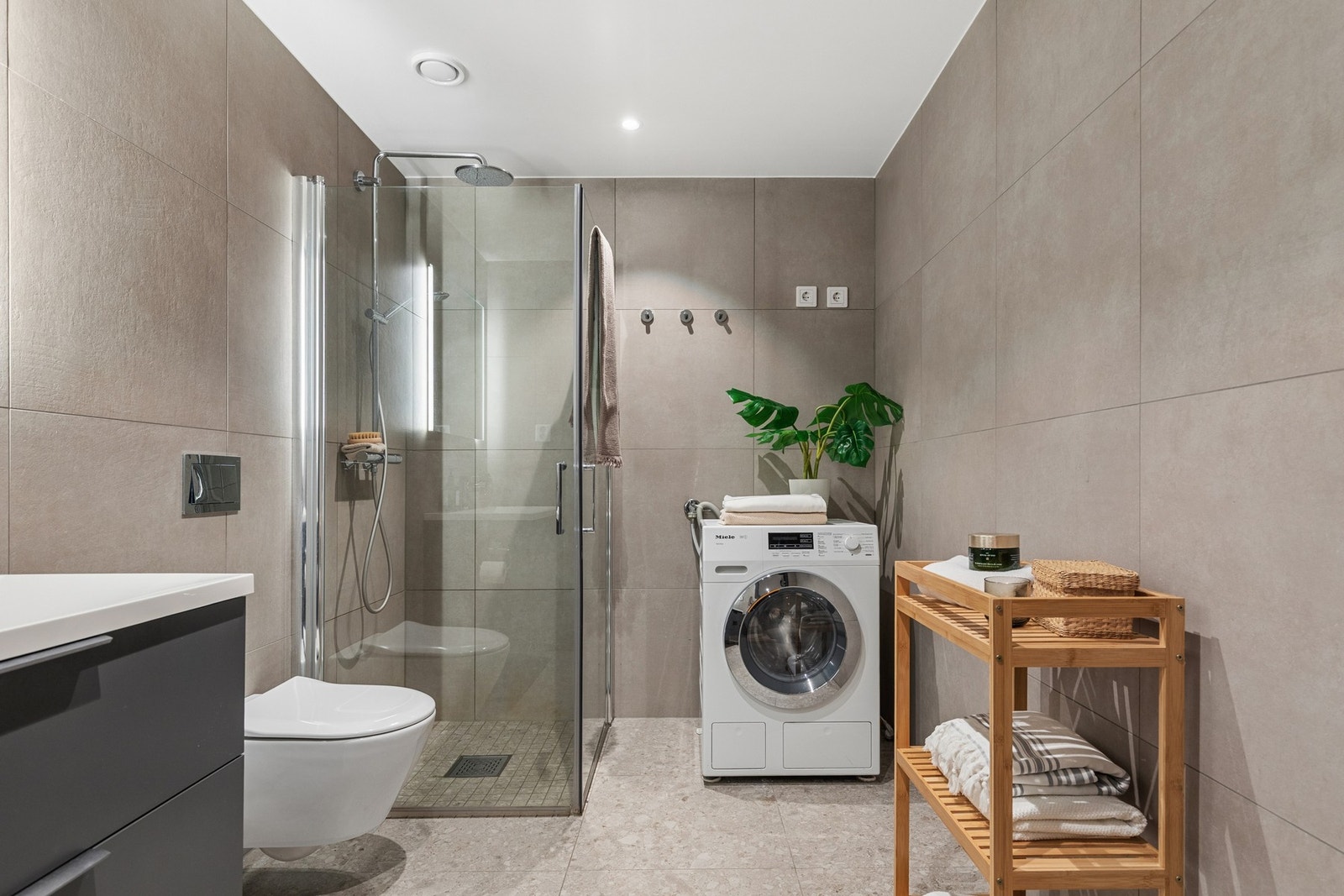 Baderommet tilknyttet hovedsoverommet er av god størrelse. Galleribilde