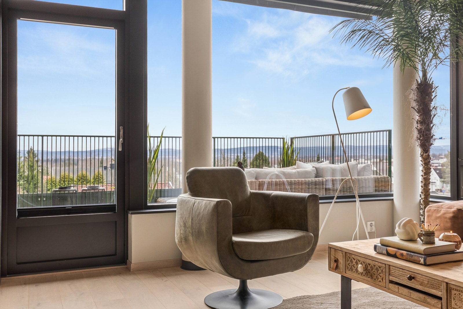 Fra stuen er det utgang til en herlig balkong på ca. 12 m² Galleribilde