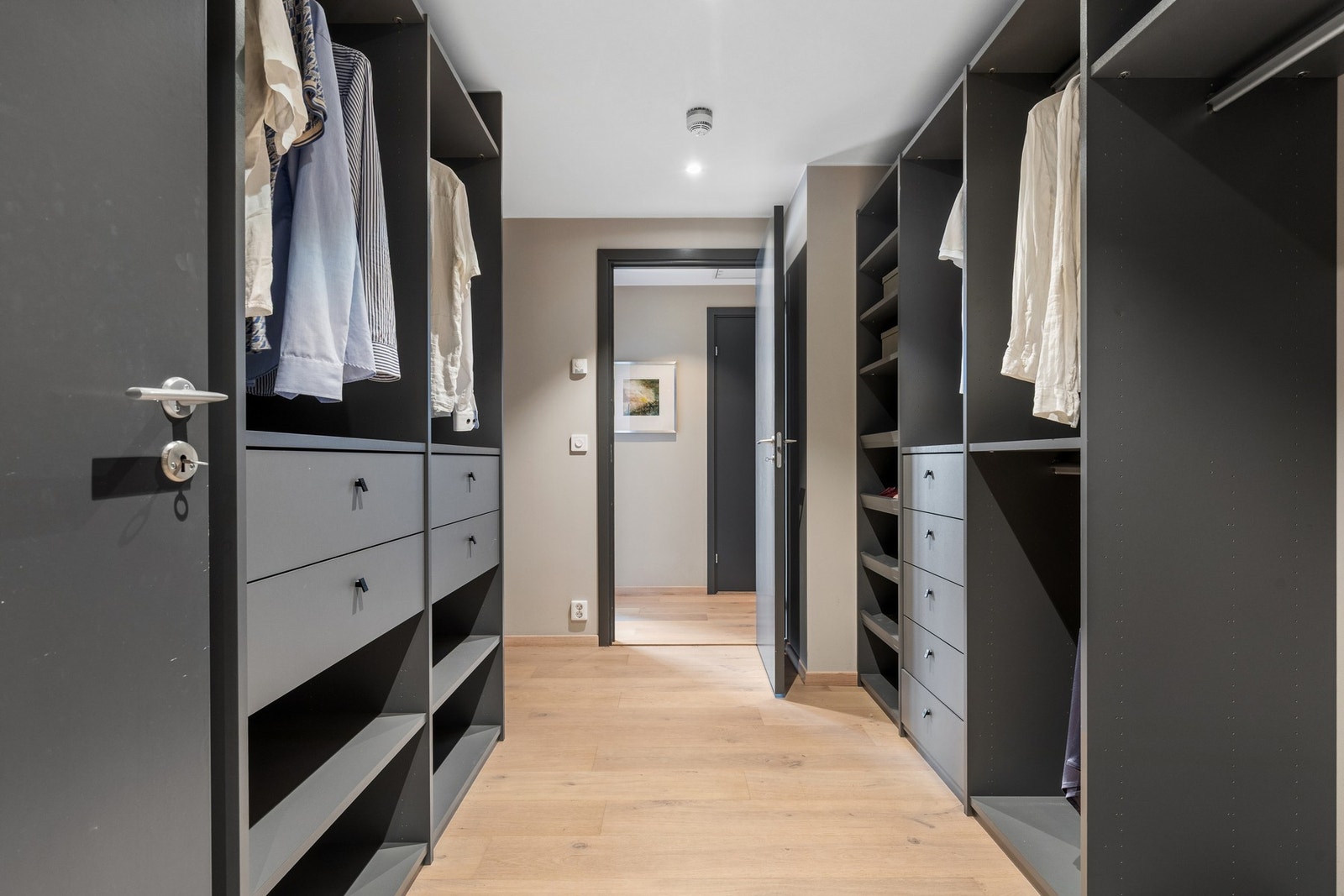 Her får du 60X60 fliser, delikat servant og et romslig dusjhjørne. Dette bildet er AI-redigert. Galleribilde