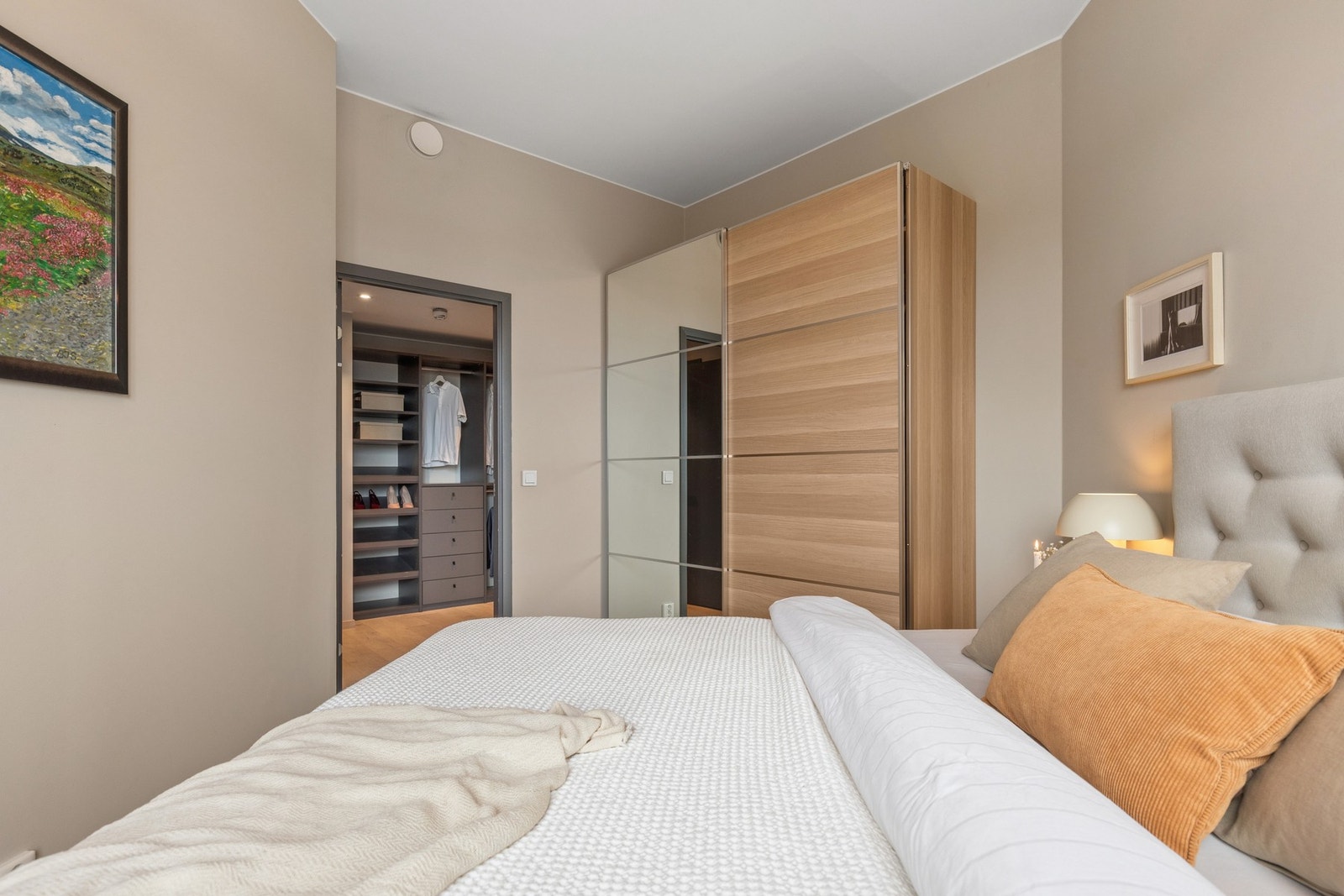 hovedsoverommet er i en suite-løsning med direkte tilgang til walk-in closet og eget bad - en ekte hotellfølelse. Galleribilde