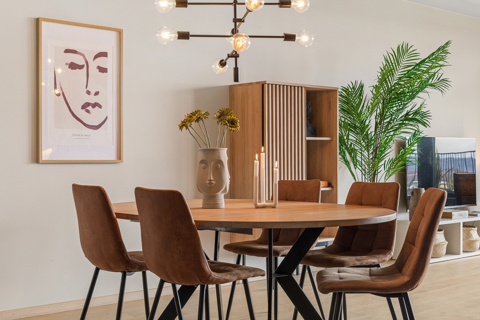 Planløsningen gir god plass til både spisebord og sofagruppe. Galleribilde