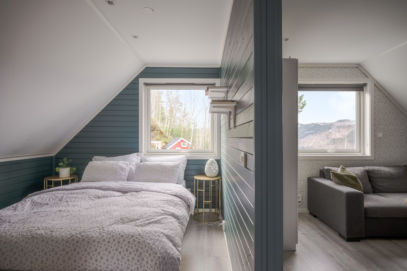 Originalt var det en liten gang med to dører som delte dette i to seperate rom med dør til hvert rom Galleribilde