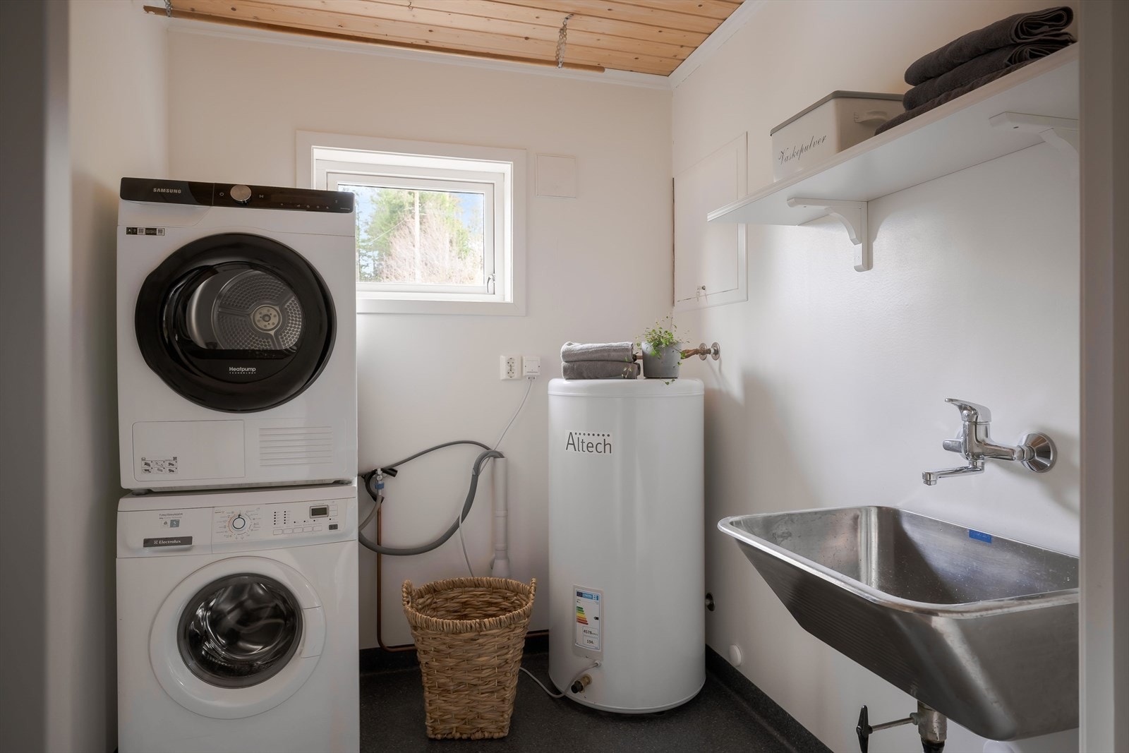 Vaskerommet er vegg i vegg med badet og er på ca. 4,5 kvm, Kort vei fra inngangspartiet - Ikke søkt se pnkt. ferdigattest i komplett salgsoppgave og konferer med megler ved spørsmål Galleribilde