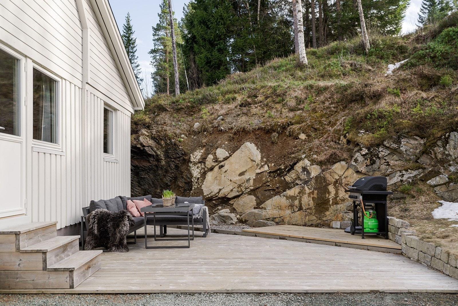 Her sitter man lunt til og kan nyte kveldssolen. Terrassen er solid bygd slik at man kan parkere bil på den også ved behov Galleribilde