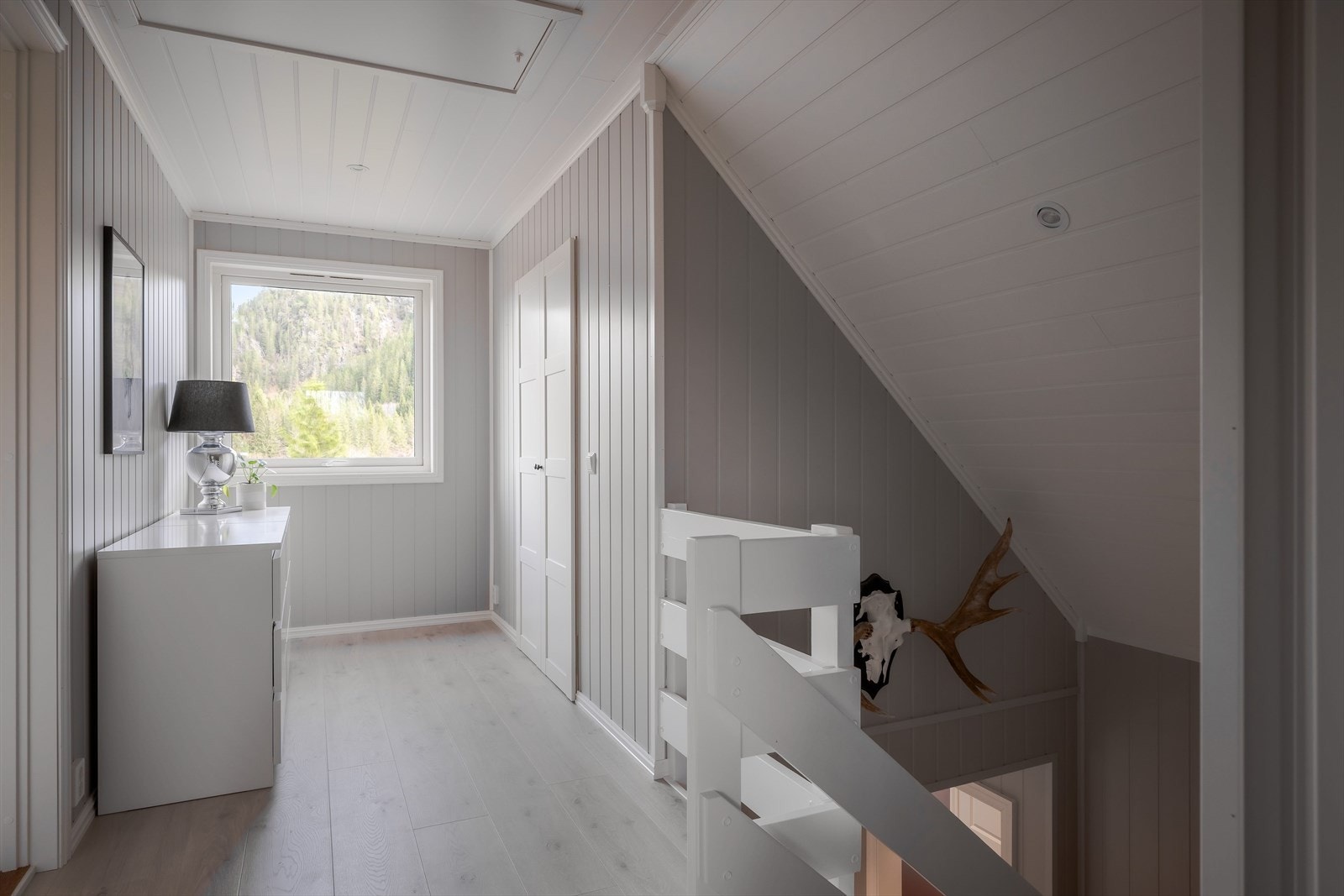 Romslig gang med innebygd kleskott Galleribilde