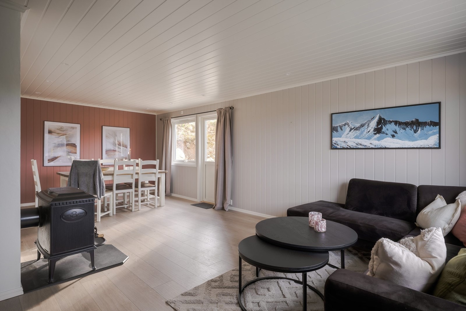 Direkte utgang til boligens vestvendte terrasse hvor man kan nyte ettemiddags/- kveldssolen Galleribilde