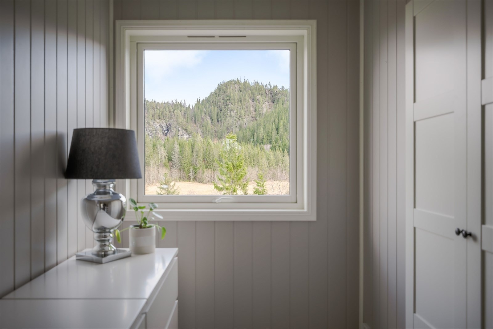 Her bor man i naturskjønne omgivelser med et flott utfartsområde like utenfor med tilrettelagte stier Galleribilde