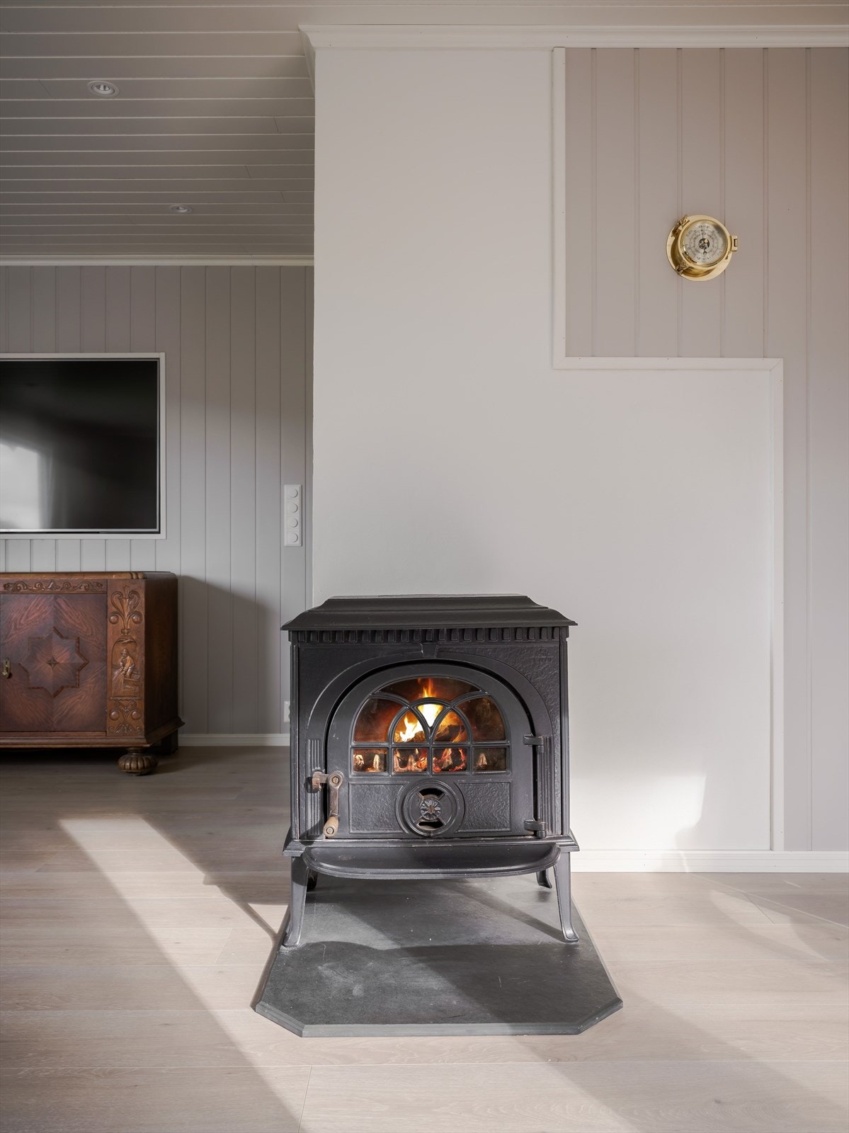 Med to varmepumper og vedovn holder man en jevn grunnvarme samtidig som kan fyr på de ekstra kjørlige vinterdagene Galleribilde