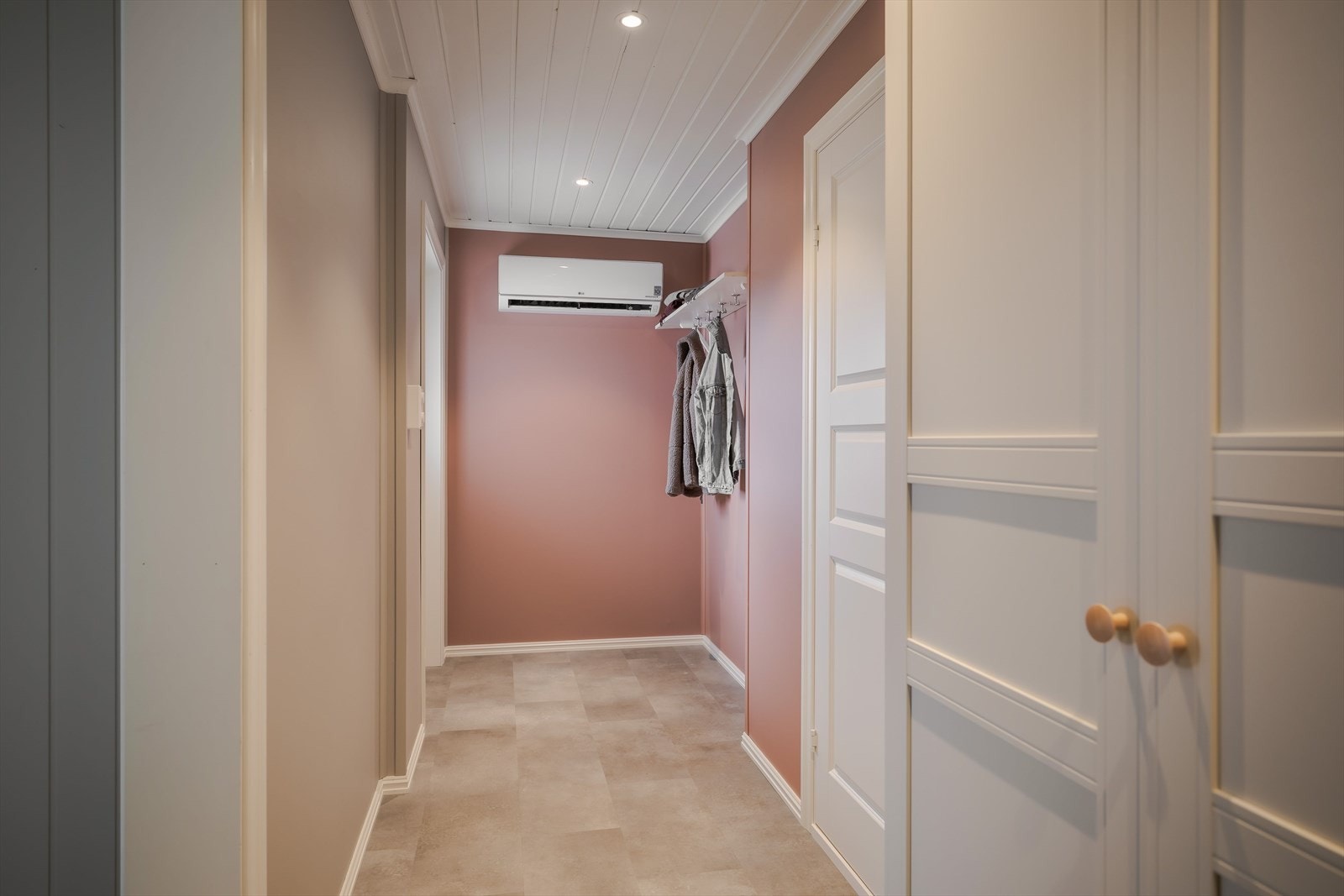 Innbydende entré med garderobeplass og kort vei til vaskerommet hvis etter en lang arbeidsdag ute - Ikke søkt se pnkt. ferdigattest i komplett salgsoppgave og konferer med megler ved spørsmål Galleribilde