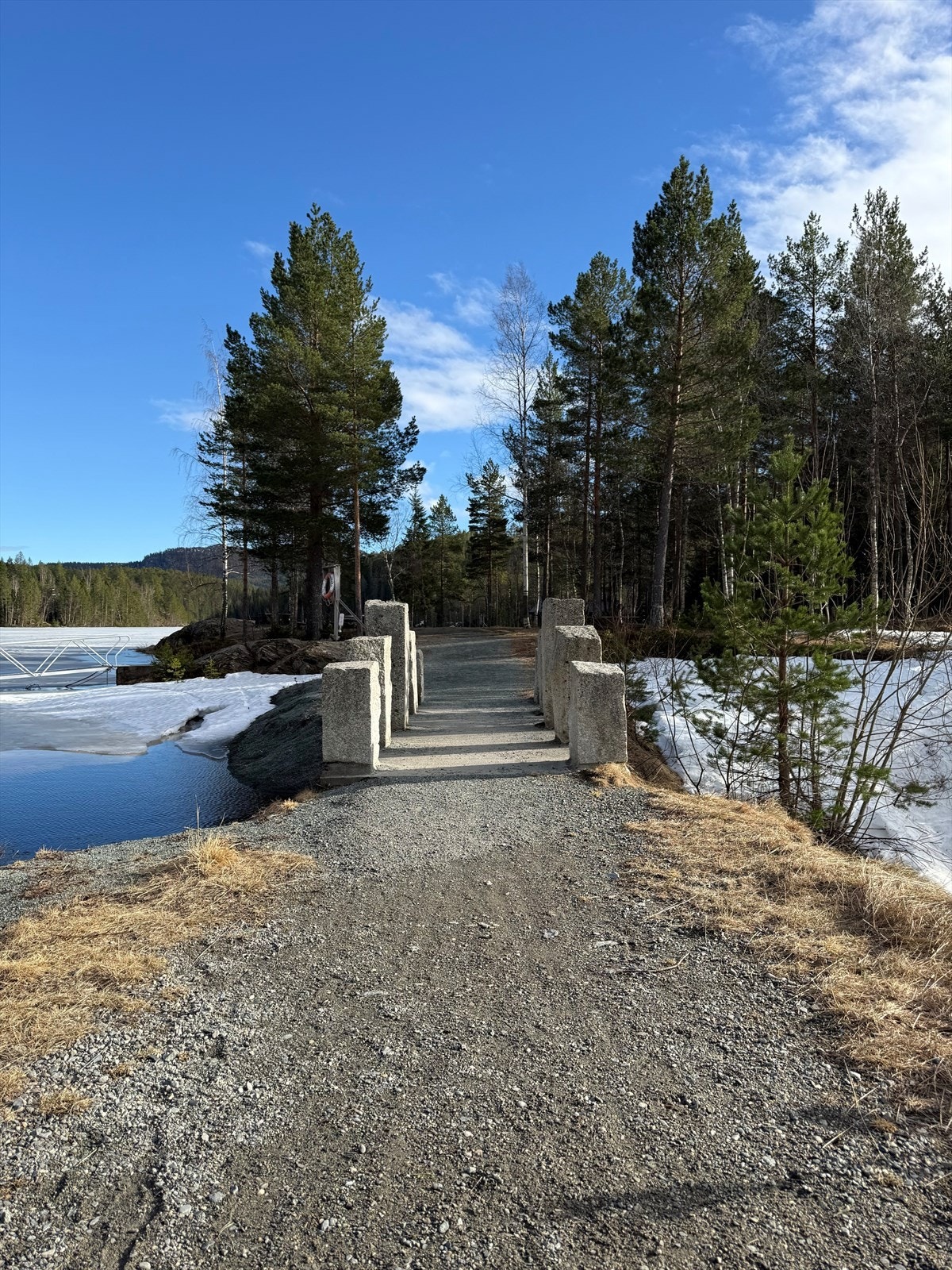 Tilrettelagte turstier og benker ved Storvatnet Galleribilde