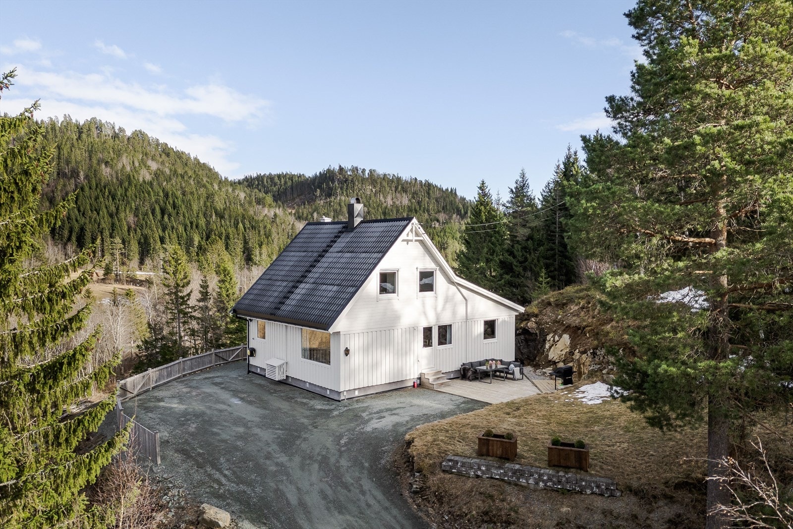 Ivaretatt eiendom på en høyde med god utsikt utover dalen og til Vassfjellet Galleribilde