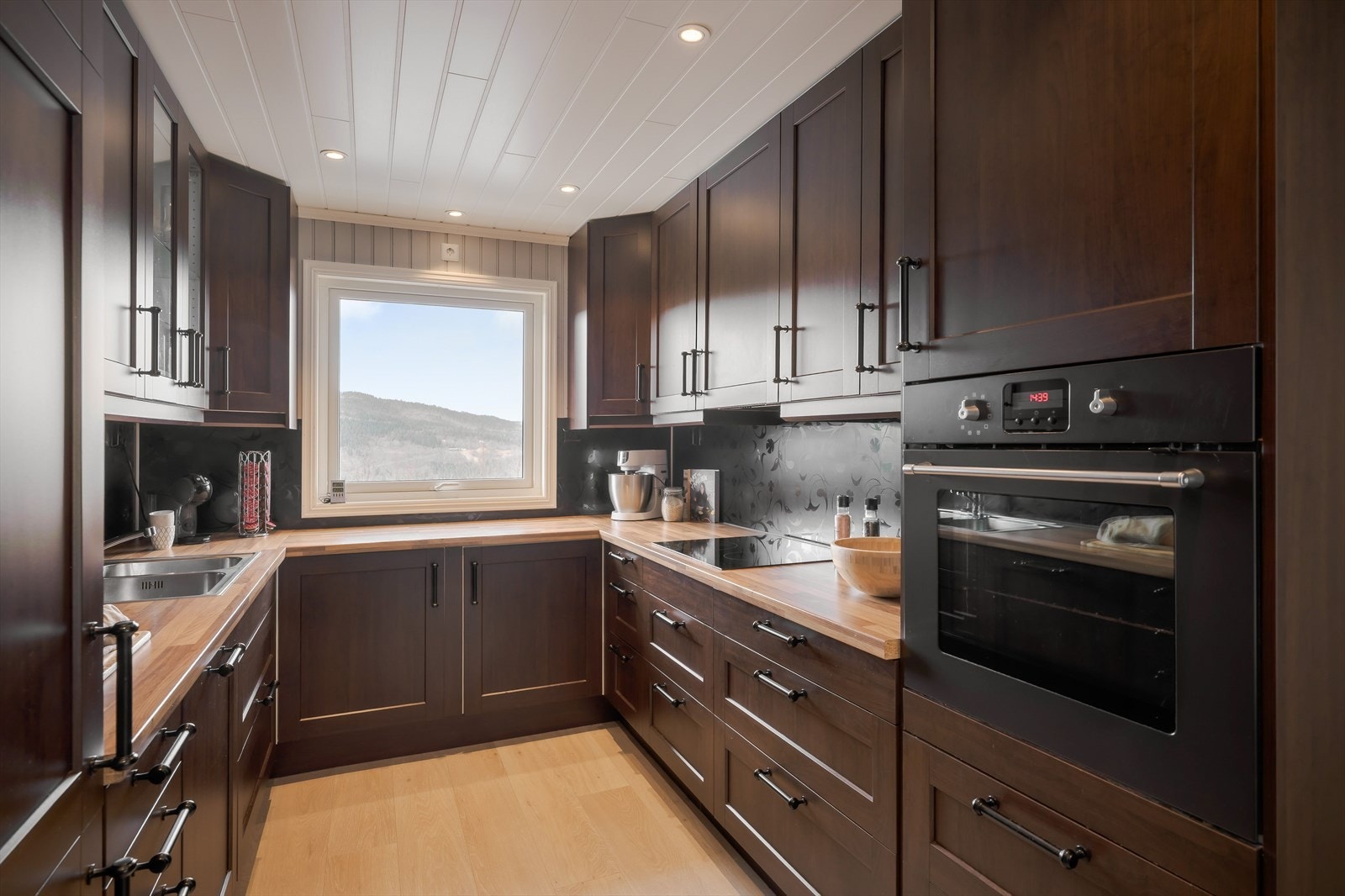 Kjøkkeninnredningen er fra 2013, integrerte hvitevarer medfølger Galleribilde