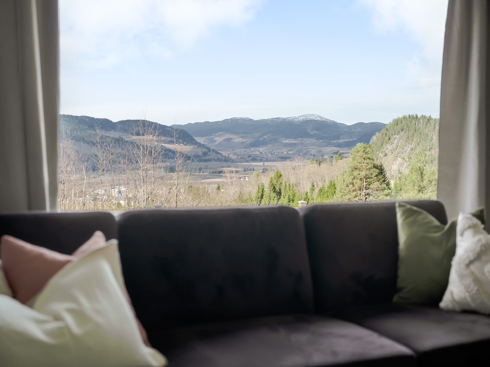 Utsikt til Gauldalen og Vassfjellet som utmerker seg i bildet Galleribilde