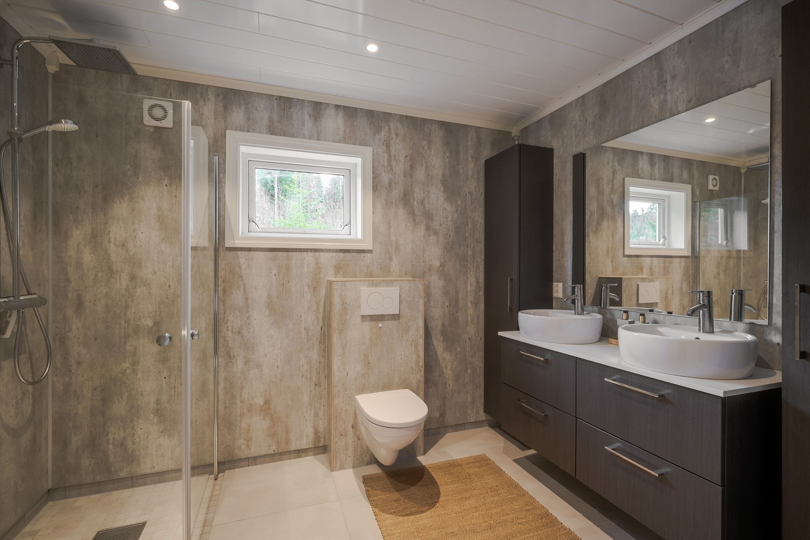 Badet er på ca. 6,5 kvm - Ikke søkt se pnkt. ferdigattest i komplett salgsoppgave og konferer med megler ved spørsmål Galleribilde