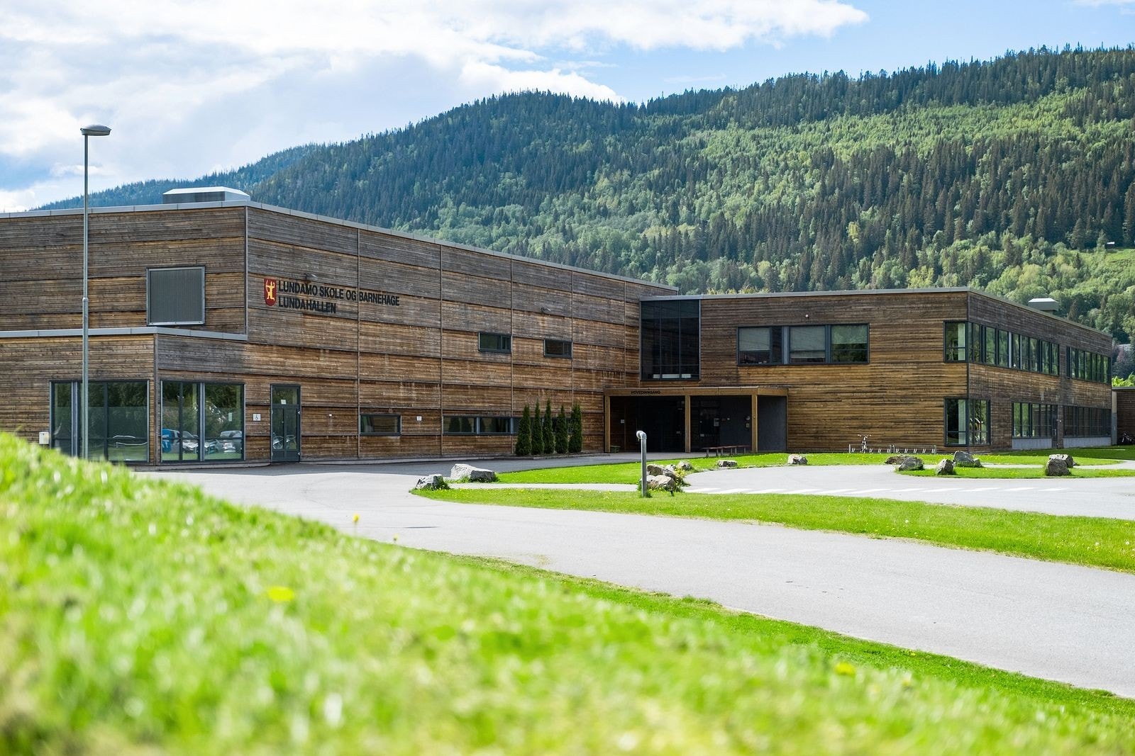 Ca. 7 min med bil fra eiendommen til Lundamo skole, barnehage og ungdomsskole i tilknytning til en flott stadion Galleribilde