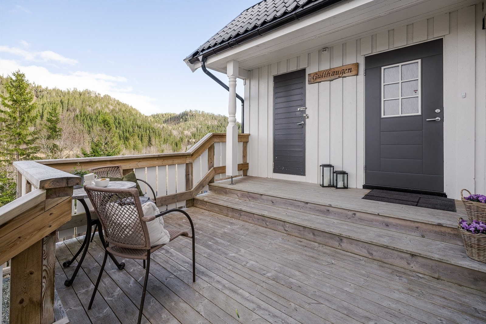 Terrasse på ca. 13,5 kvm ved inngangsdøren og kort vei til vedboden Galleribilde