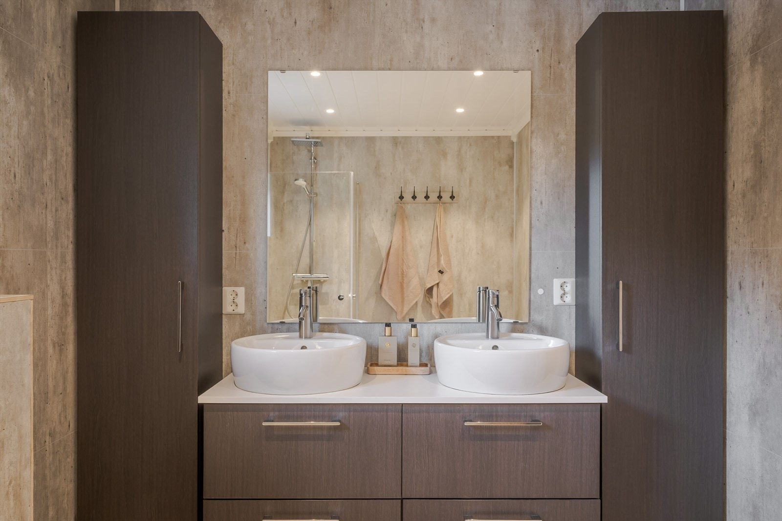 Bad fra 2016 samt oppgradert i 2023 med nytt flislagt gulv og ny dusjsone - Ikke søkt se pnkt. ferdigattest i komplett salgsoppgave og konferer med megler ved spørsmål. Galleribilde