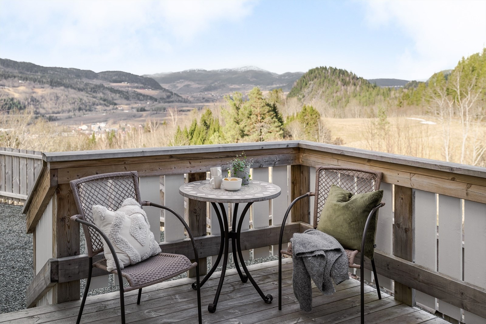 Her kan man nyte frokosten med soloppgang og en fantastisk utsikt til Vassfjellmasta Galleribilde