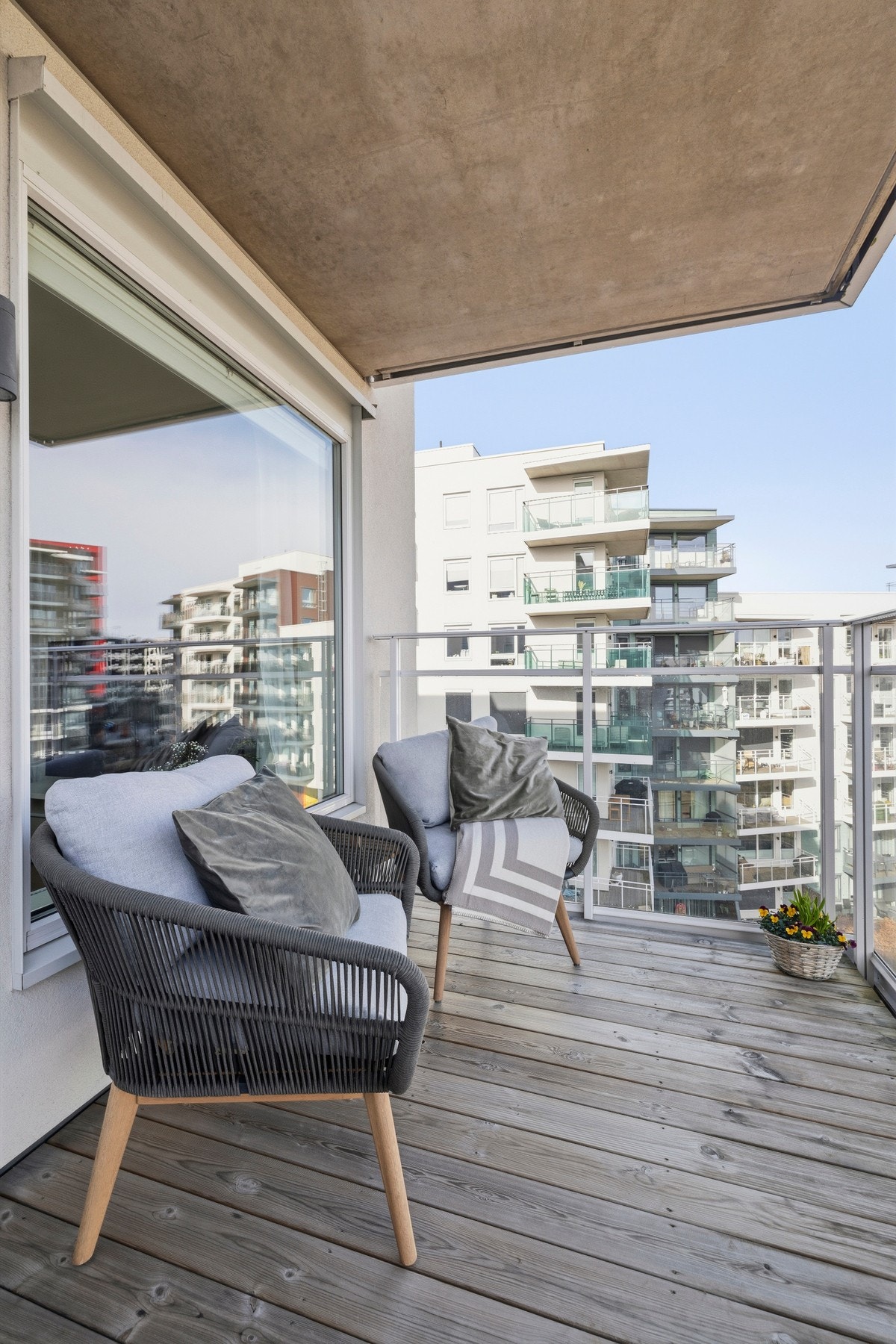 Fra stuen er det utgang til en hyggelig balkong på ca. 6 m². Galleribilde