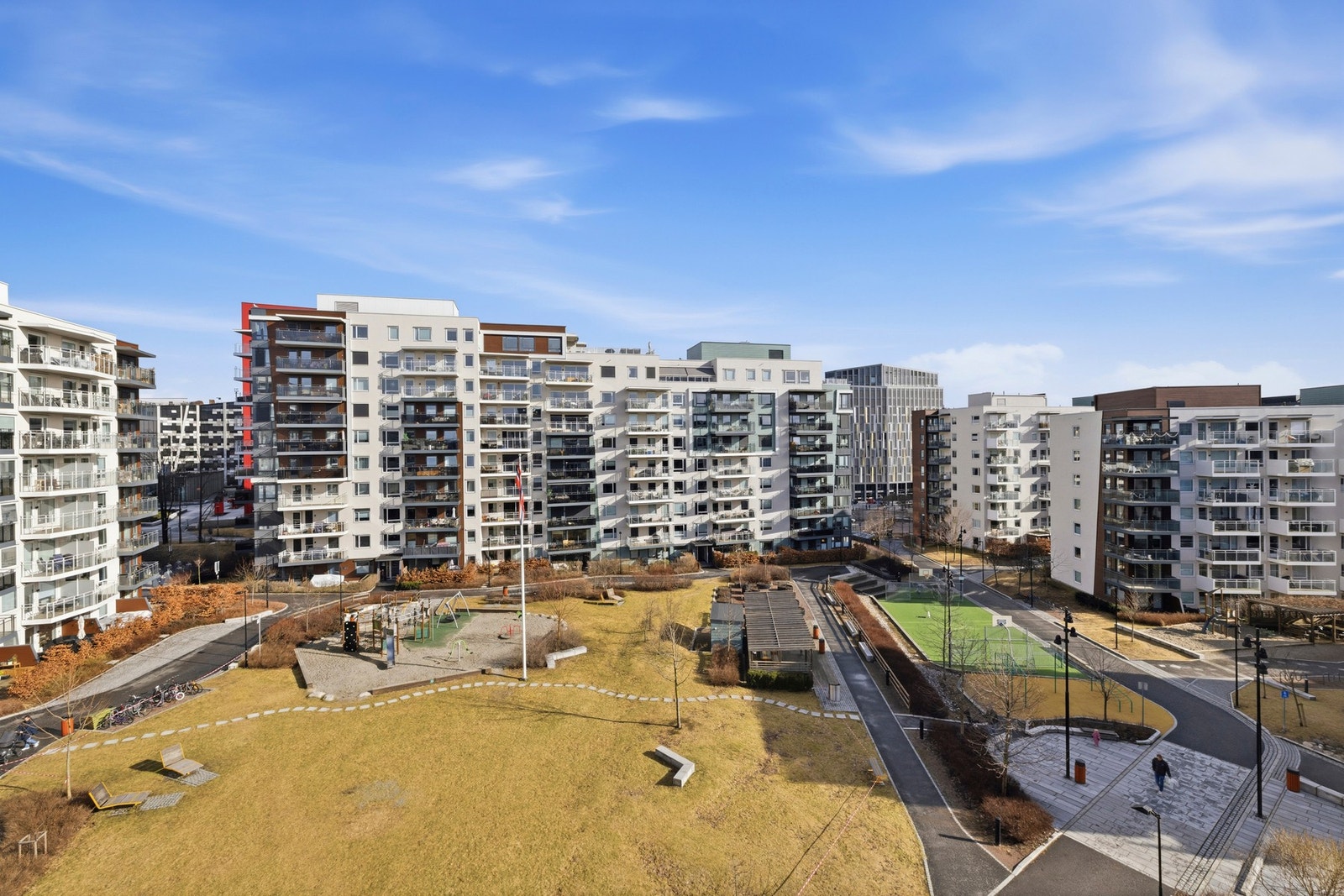 Lørenvangen 19 har tilgang til et stort og velholdt fellesareal med parkområde, som fremstår som en grønn og skjermet møteplass for beboerne. Galleribilde