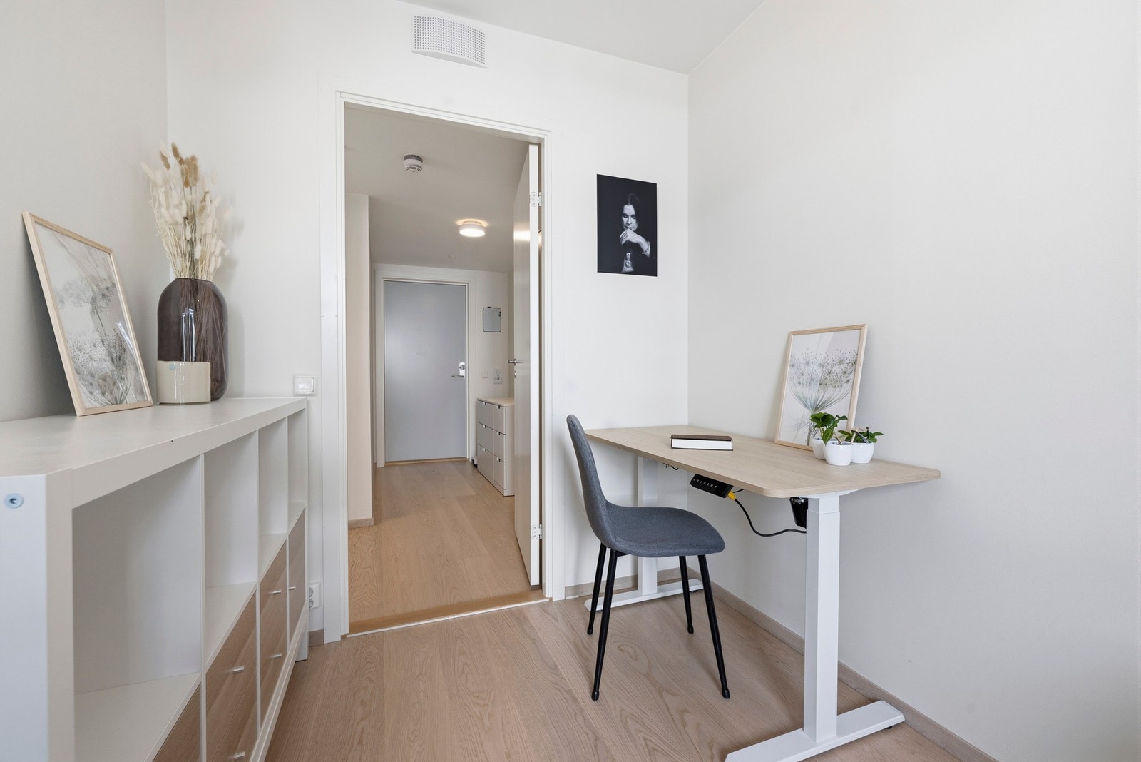 Det andre soverommet har adkomst fra entréen og egner seg godt som barnerom, gjesterom eller hjemmekontor. Galleribilde