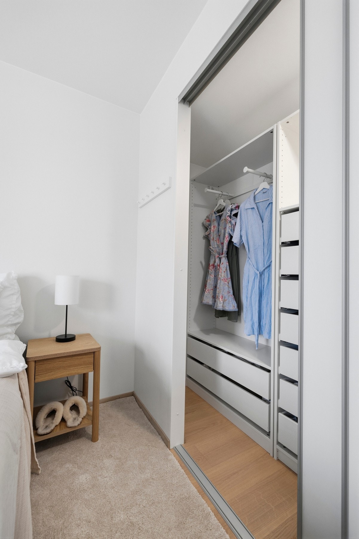 Bak de praktiske skyvedørene finner du en romslig walk-in som er innredet med PAX-garderobeløsning fra IKEA. Galleribilde