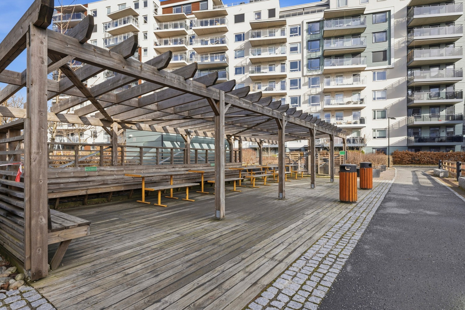 Her finnes blant annet grillplass, lekeplass, fontene, basketballbane, kunstgressbane og flere hyggelige sitteplasser. Galleribilde