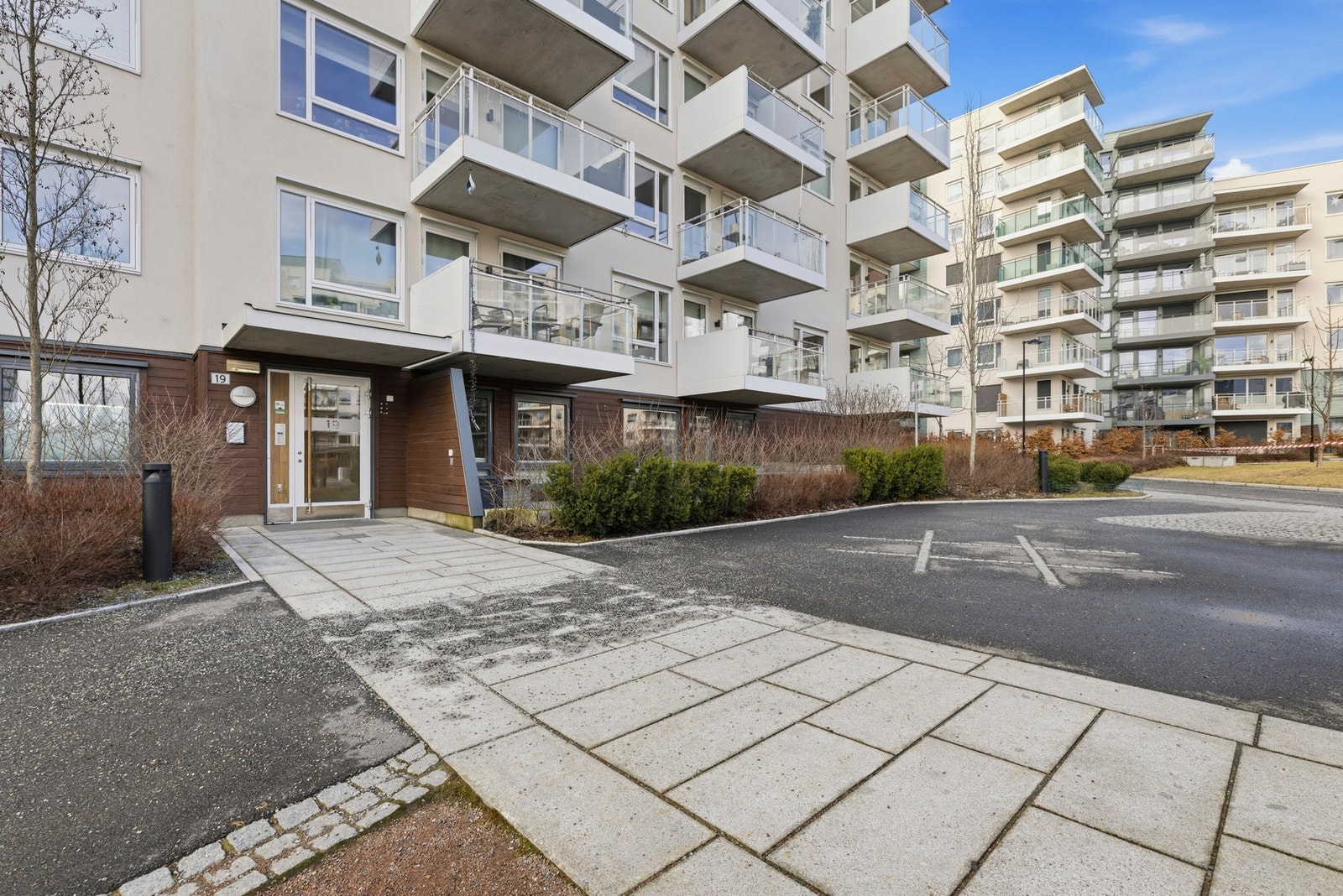 Kort gangavstand til servicetilbud og både Løren og Økern T-banestasjon, innen ca. 500 meter. Galleribilde