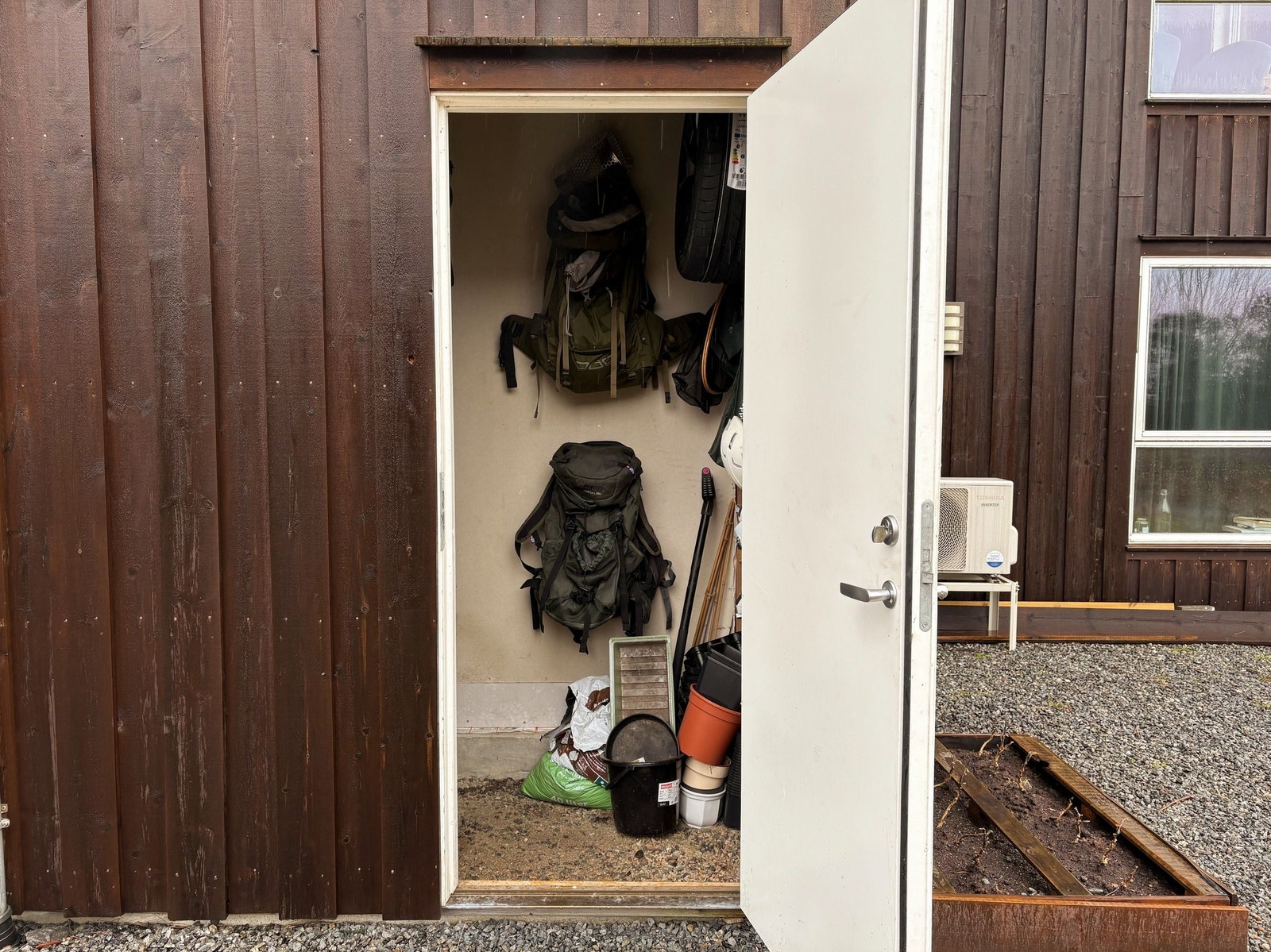 Utvendig bod til lagring av bildekk og det man skulle ha av verktøy og turutsyr Galleribilde