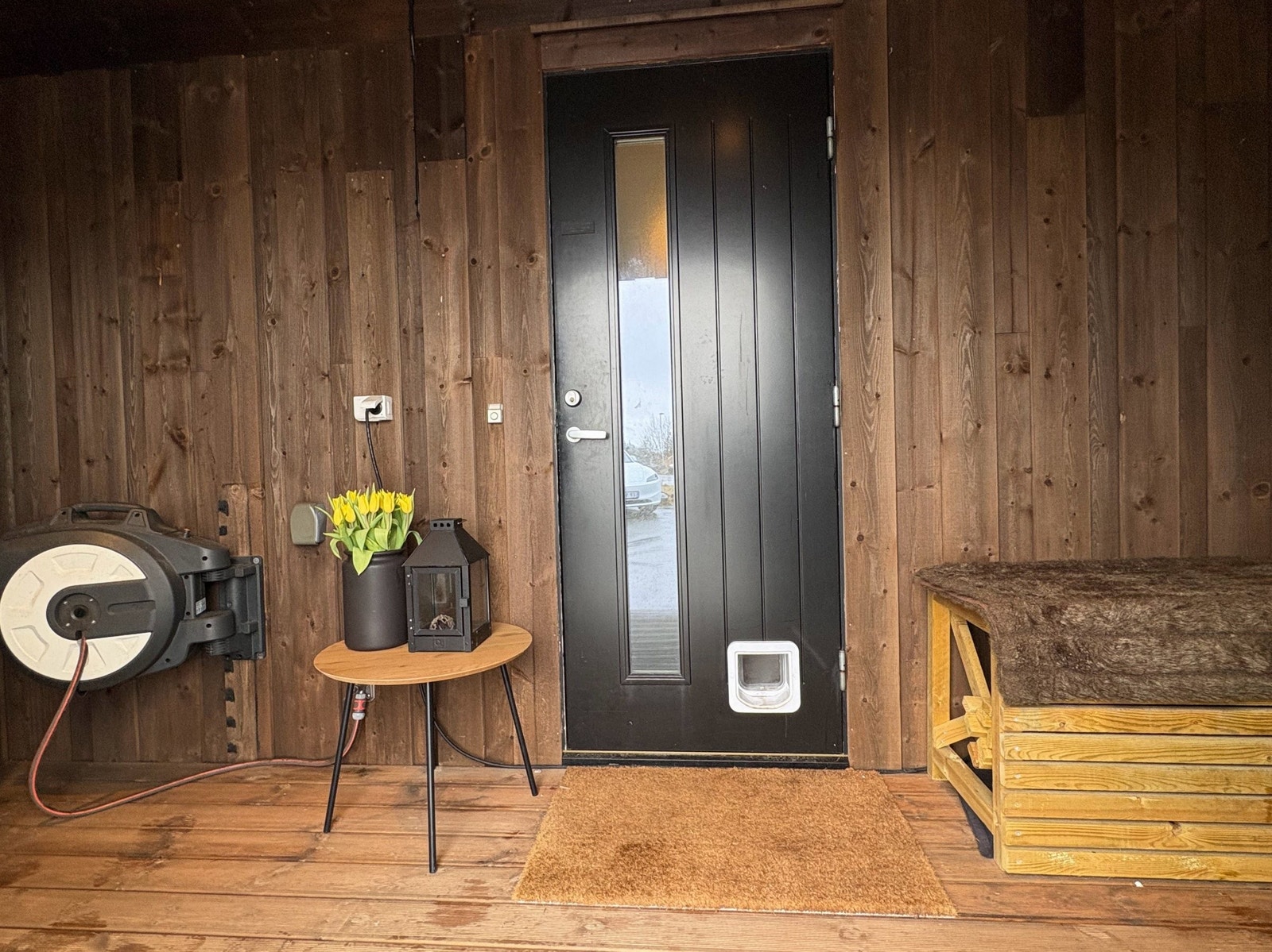 Inngangspartiet er godt skjermet for vestlandsværet med boligens påbygde bislag Galleribilde