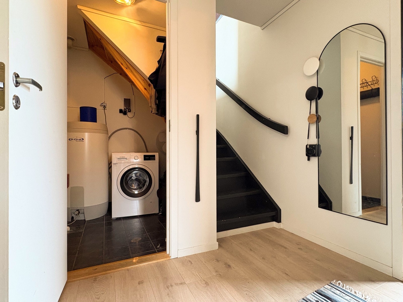 Innvendig bod brukes til varmtvannsbereder og vaskemaskin Galleribilde