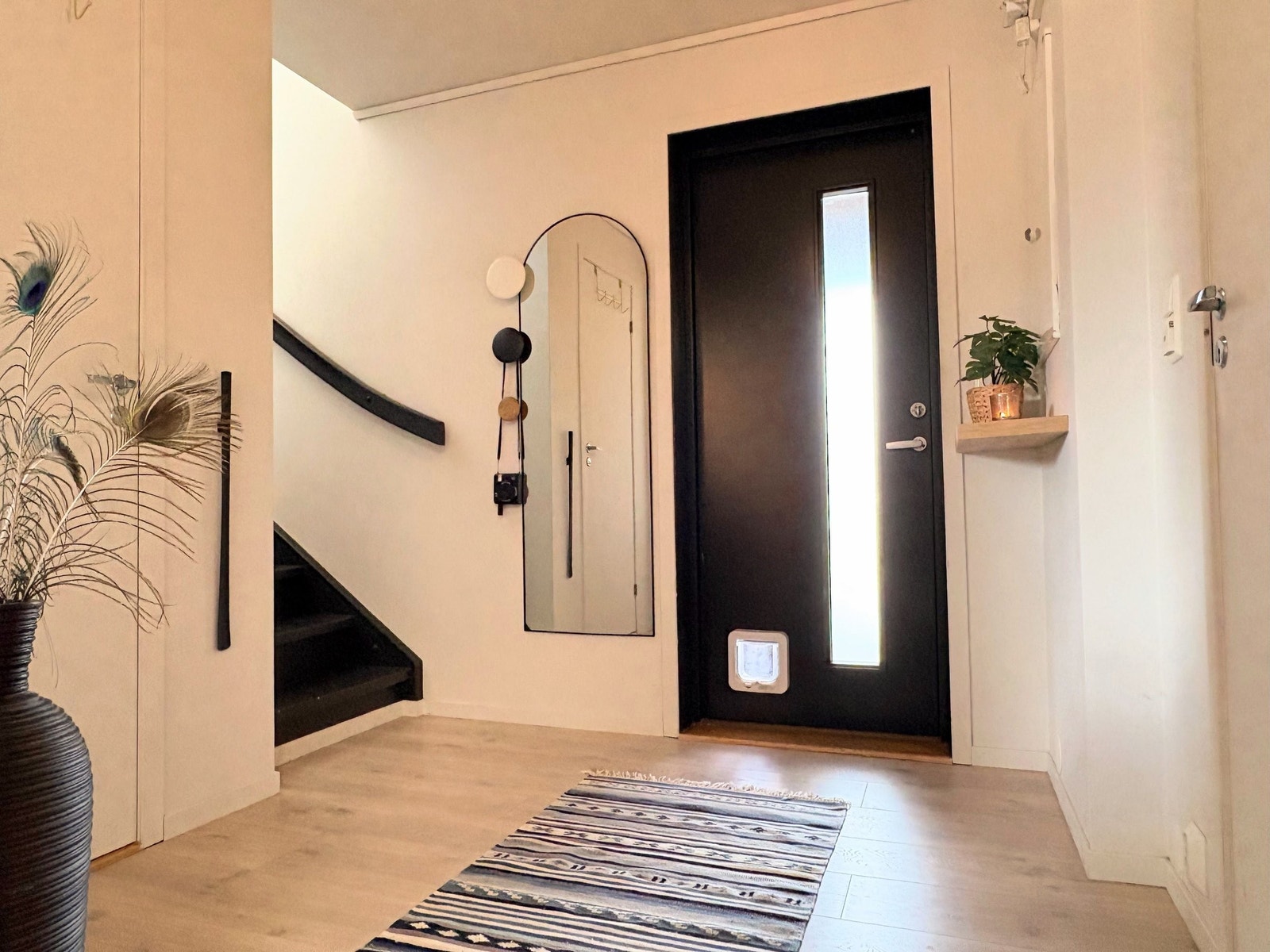 Inngangsparti med praktiske knagger og en hylle til å slenge fra seg nøklene på Galleribilde