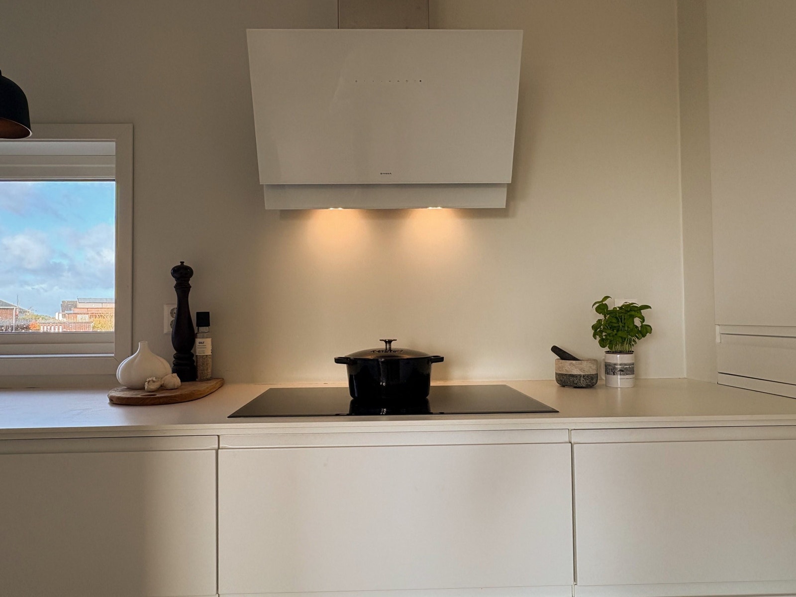 Moderne kjøkken med stilrent design Galleribilde