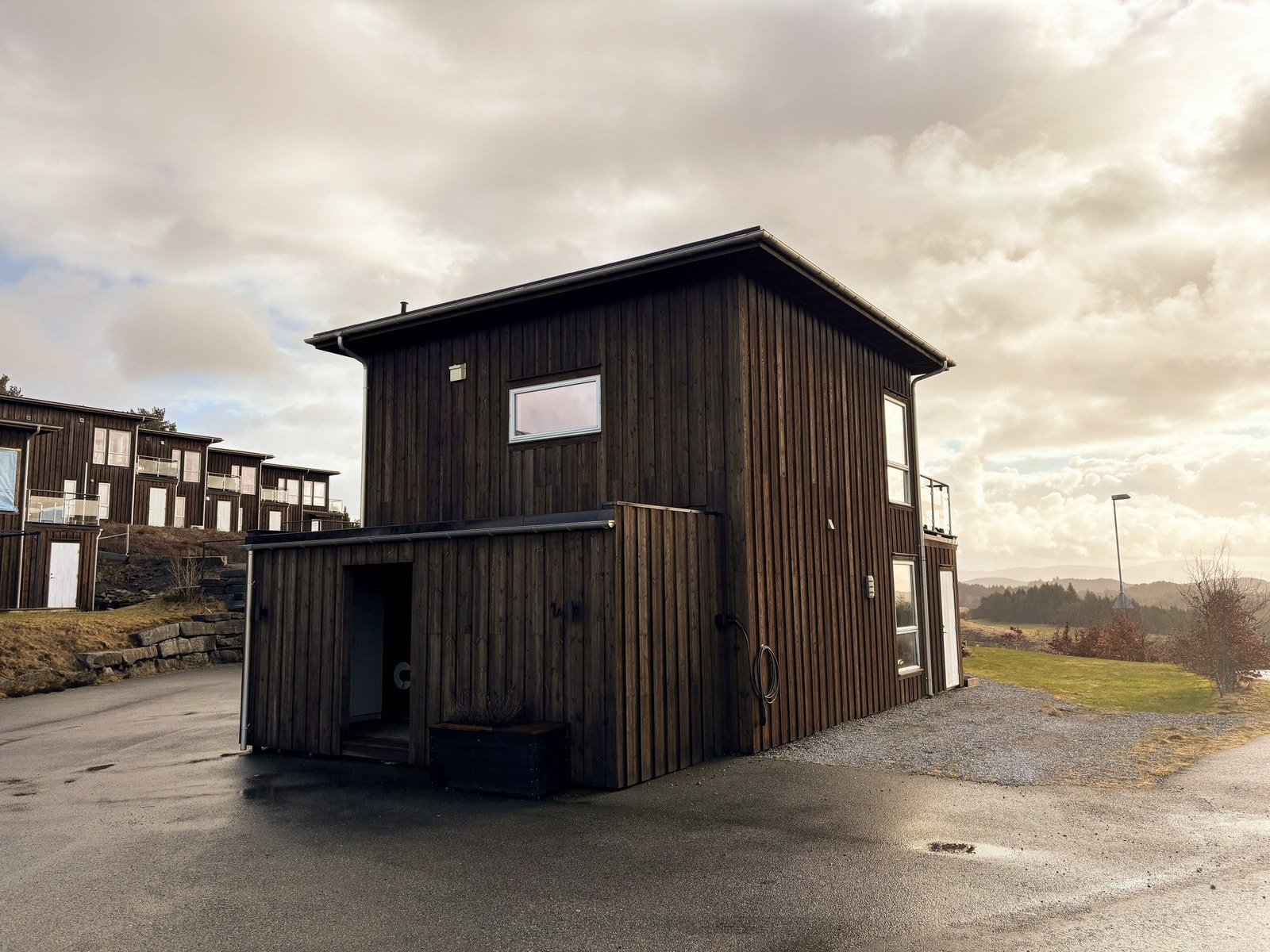 Det er god plass rundt boligen til både parkering og utearbeid Galleribilde